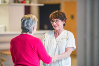 Un professionnel de santé en discussion avec une personne âgée