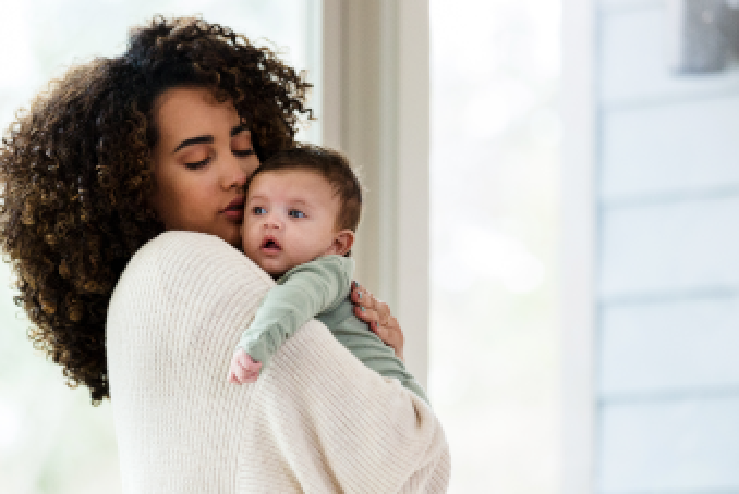 Une mère tient son bébé dans les bras