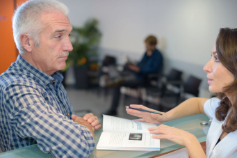 2 personnes à l'accueil d'un établissement