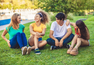 Un groupe de jeunes personnes assis dans un parc