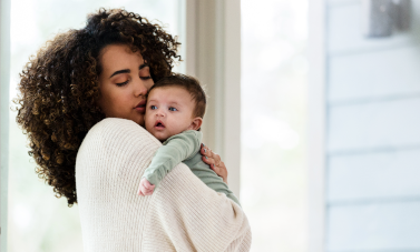 Une mère tient son bébé dans les bras