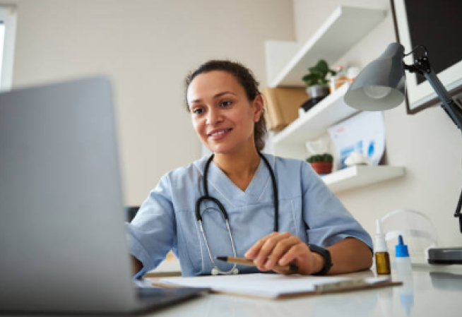 Professionnel de santé sur un ordinateur