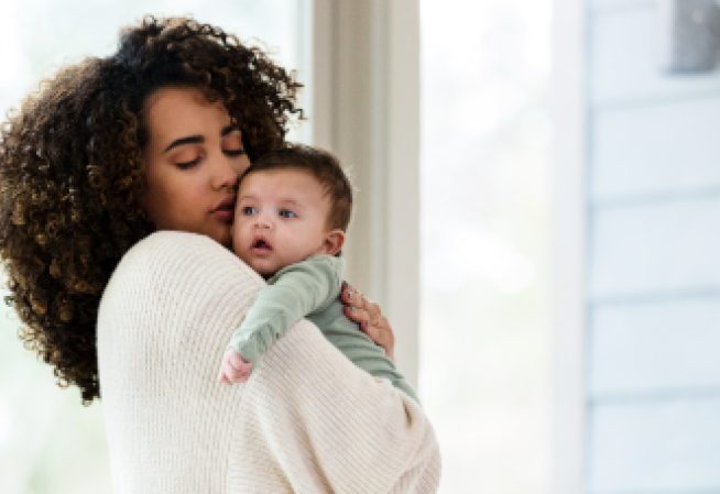 Une mère tient son bébé dans les bras